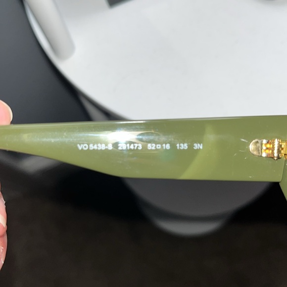 Vogue x Hailey Bieber Sunglasses - Picture 7 of 7